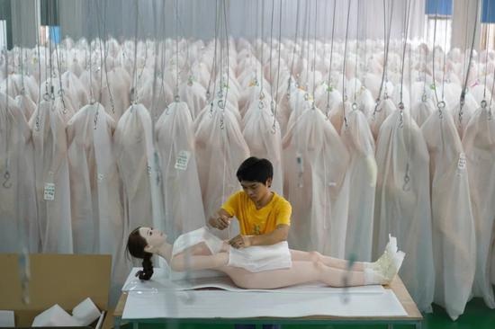 [转载]硅胶娃娃在中国：性、财富和限制