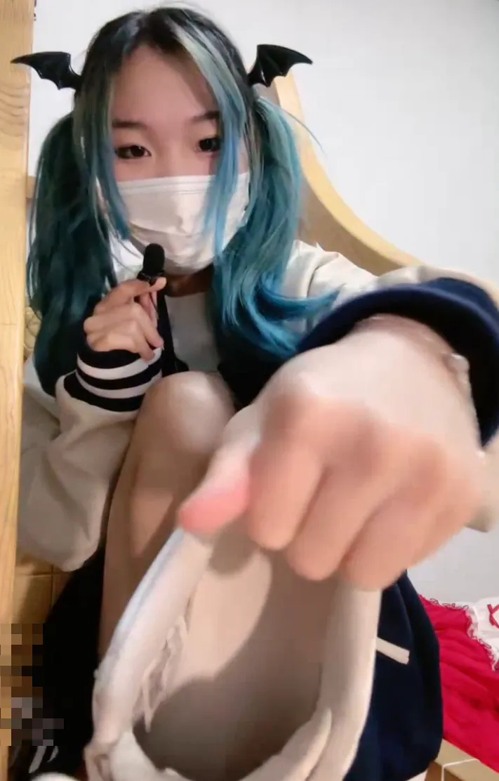 [PikPak云盘] 网黄4 芃芃大人_过渡时期-恶魔妹妹红绿灯榨精 裸足 白棉袜 1V 3P