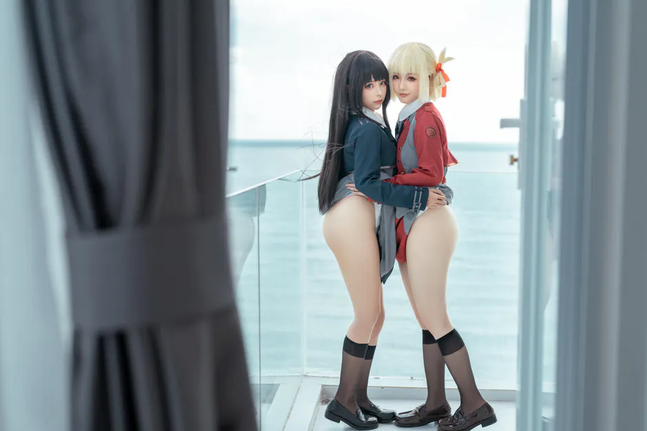 Chunmomo (蠢沫沫) and 桃良阿宅 (taoliangazhai) cosplay Chisato Nishikigi and Takina Inoue - Lycoris Recoil