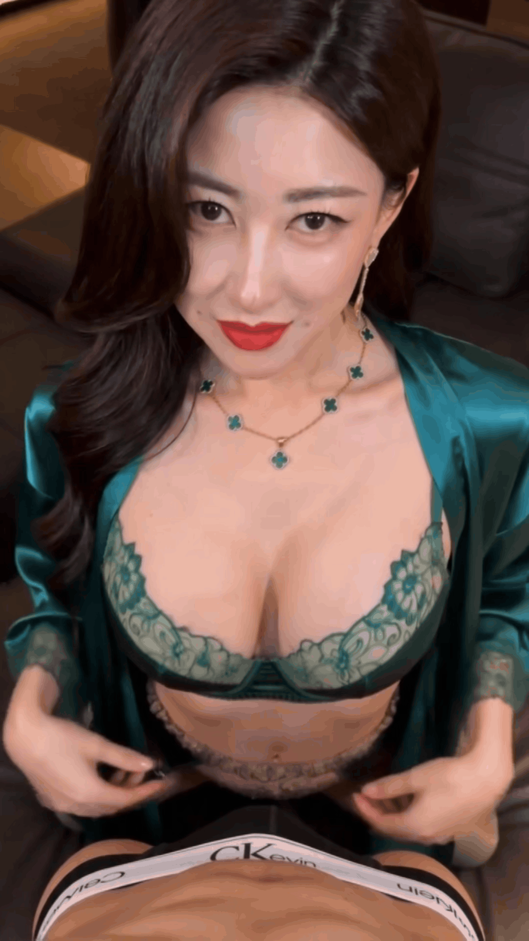 [百度/迅雷] AI短剧《烈焰红唇熟女人妻 朱珠》